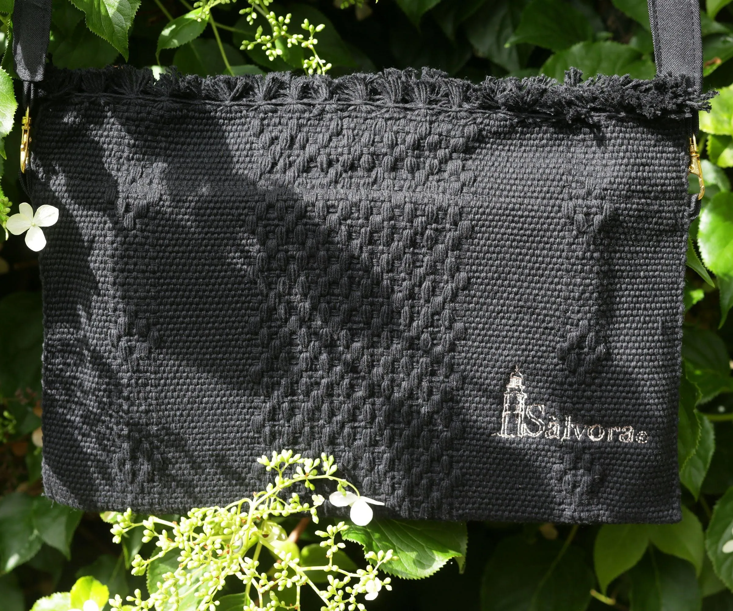 Handcrafted backstrap loom bags with zip closure. Handicraft clutch bag from mexican artisan weaver and Sonora iron wood carving