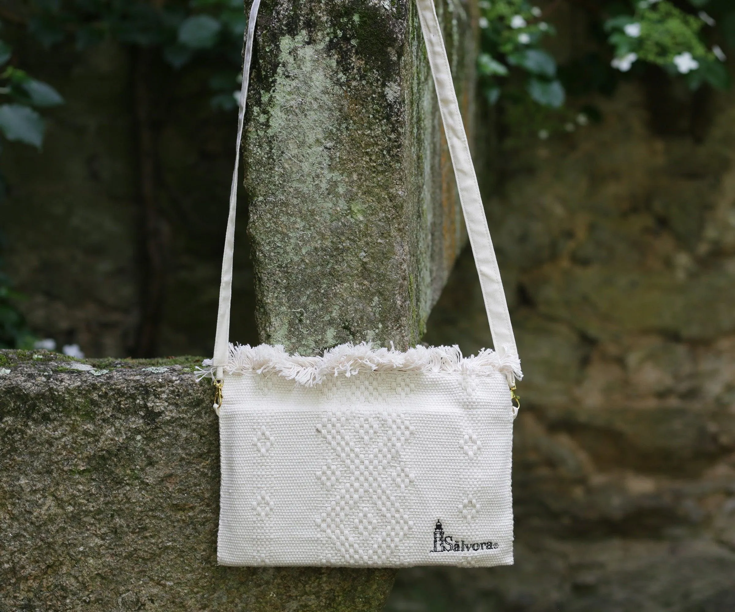 Handcrafted backstrap loom bags with zip closure. Handicraft clutch bag from mexican artisan weaver and Sonora iron wood carving